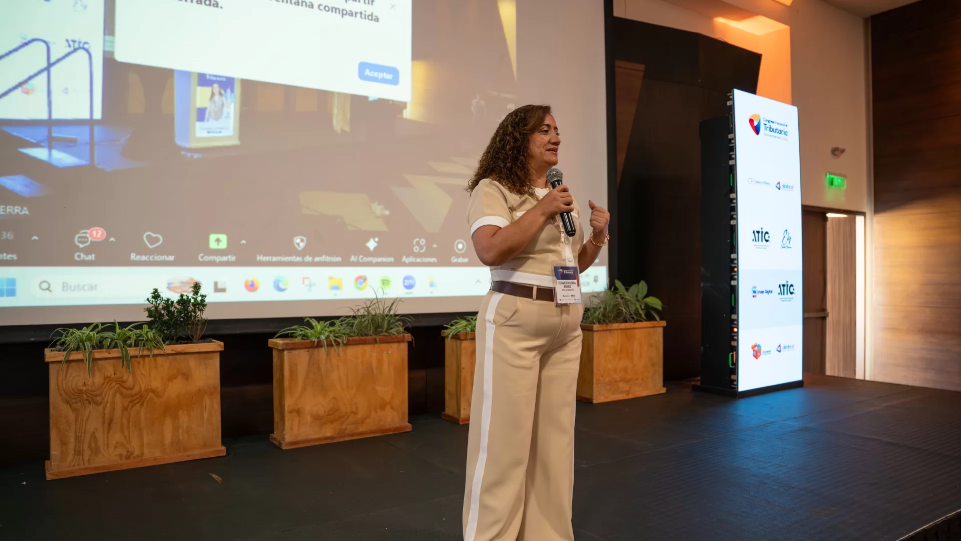 Elisabeth Becerra en congreso nacional de tributaria
