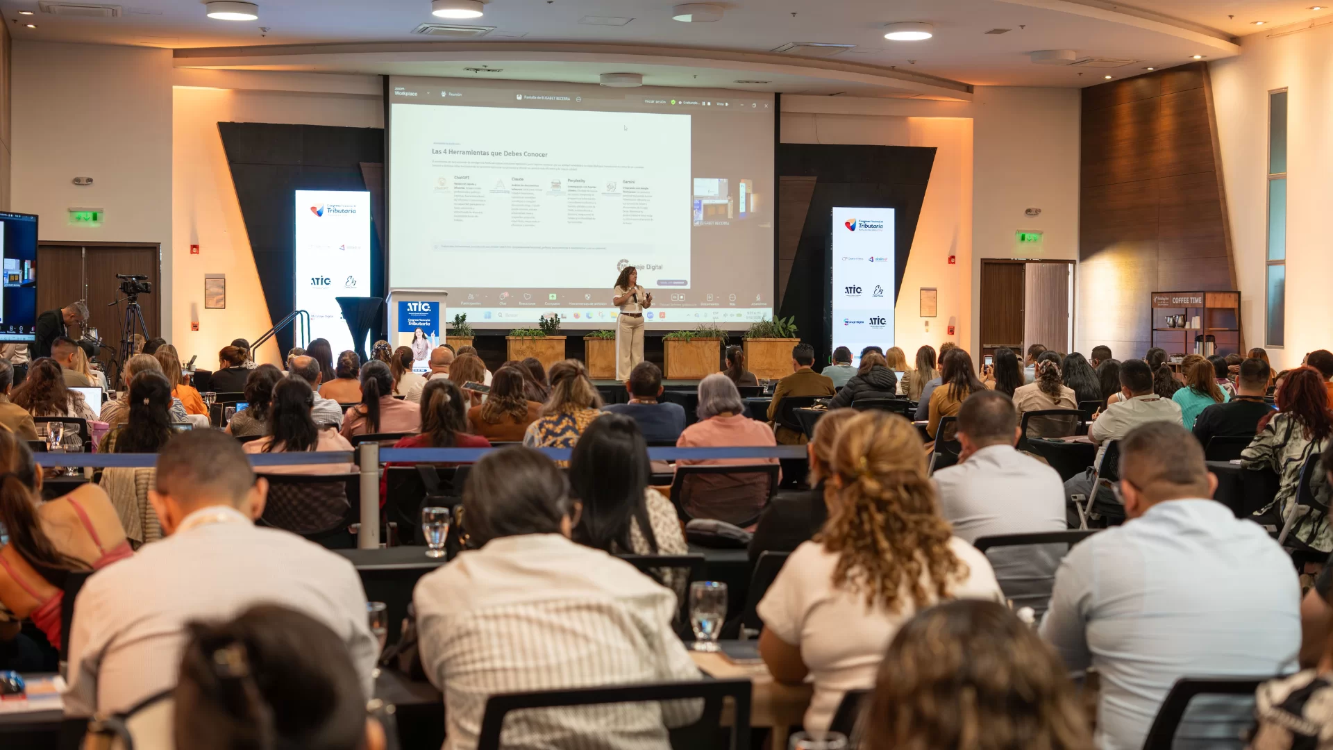 Elisabeth Becerra en panel profesional